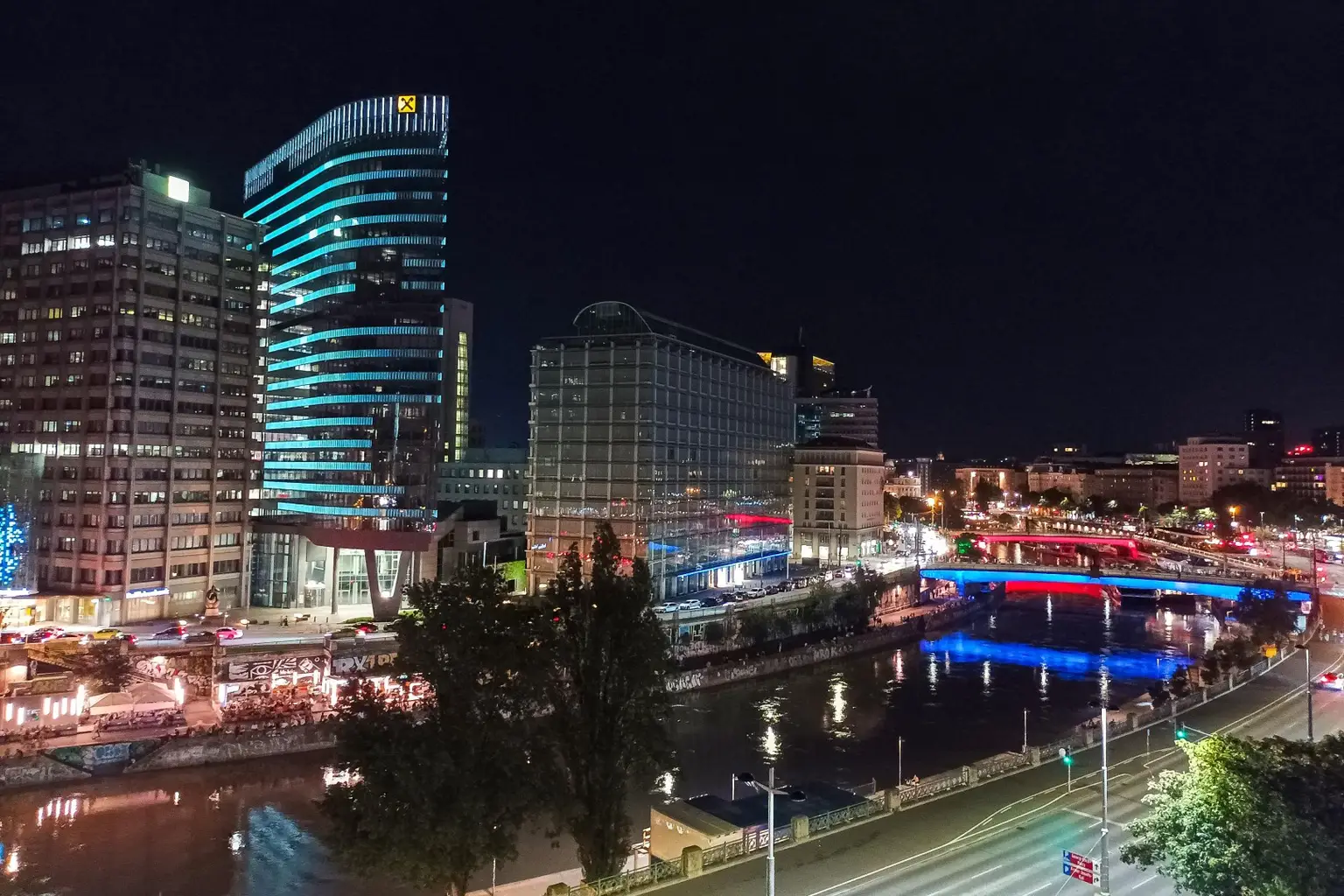 Stilvolles City Living mit Jacuzzi, 2 Balkonen und Weitblick!
