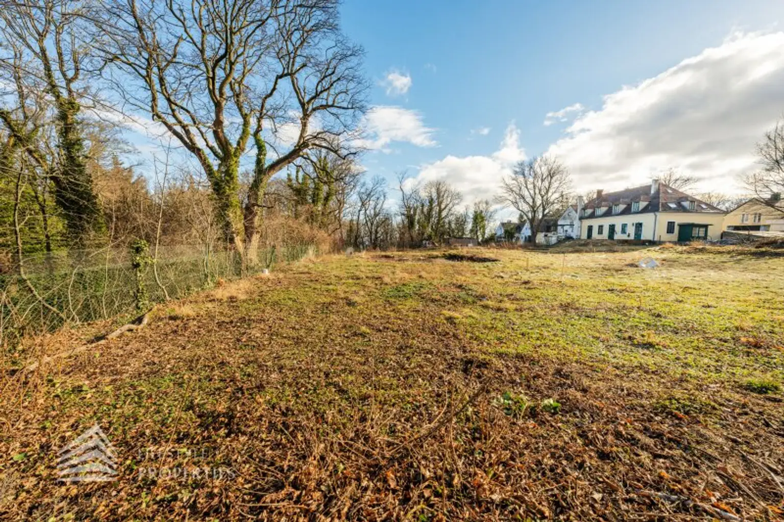 Exklusives Baugrundstück in einzigartiger Lage mit Einreichplanung!
