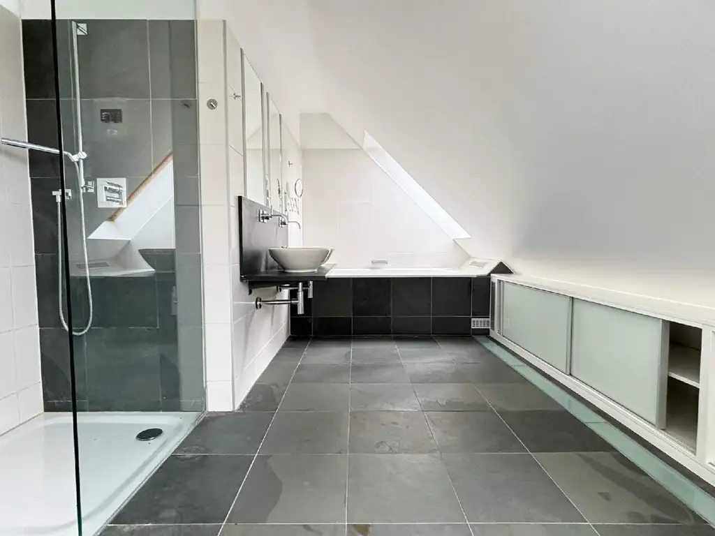 Traumhafte Dachmaisonette mit 2 Terrassen + Dachterrasse - Nähe Arenbergpark