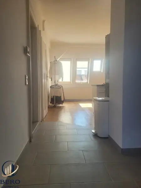 "Diese 5 Zimmer-Altbauwohnung mit sonniger Terrasse wartet genau auf SIE"
