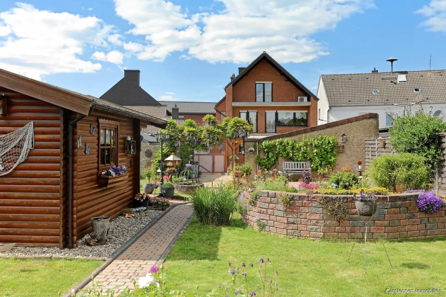 Garten mit Rückansicht Haus