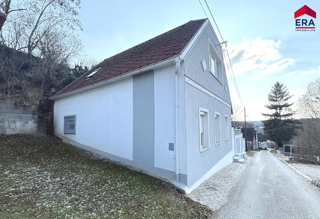 Charmantes Einfamilienhaus mit Weinkeller, Garten & Loggia – Sofort beziehbar!