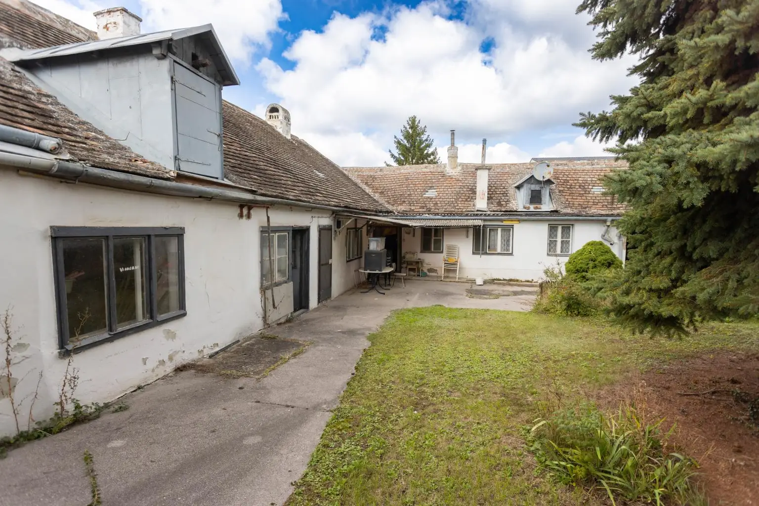 Kaiserebersdorf: Grundstück mit Altbestand und Entwicklungspotenzial