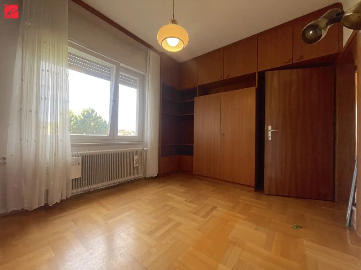 Großzügiger Bungalow mit überdachtem Swimmingpool
