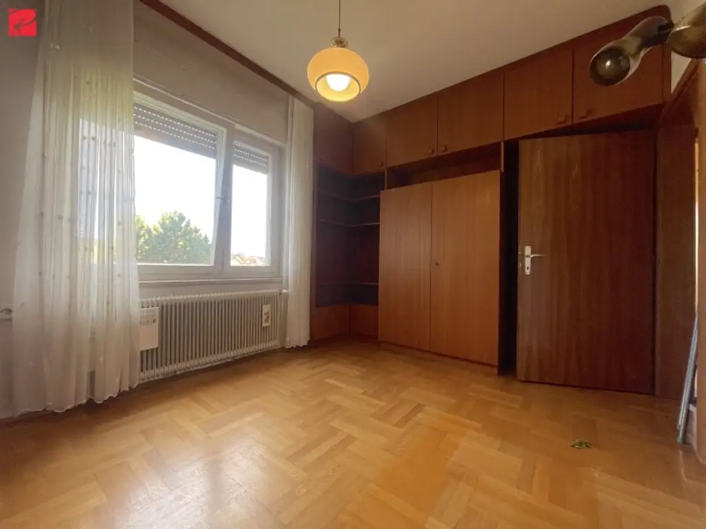 Großzügiger Bungalow mit überdachtem Swimmingpool