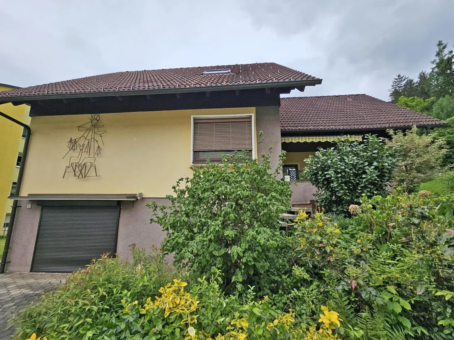 Einfamilienhaus mit Garage und Terrasse.