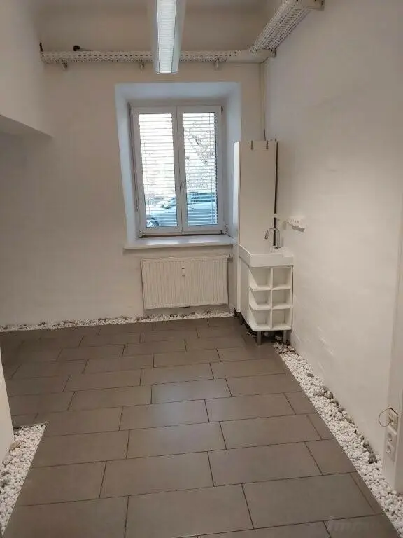 Vielseitige Geschäftsräumlichkeiten in der Leonhardstraße für Ärzte/Therapeuten, Verkauf, Büro zu vermieten!