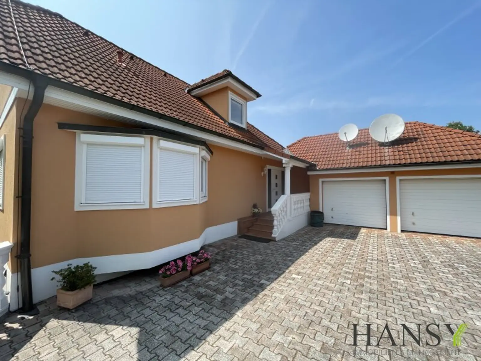 Neuwertiges Traum-Einfamilienhaus in Pfaffstätten: Stil, Pool und Gartenparadies!