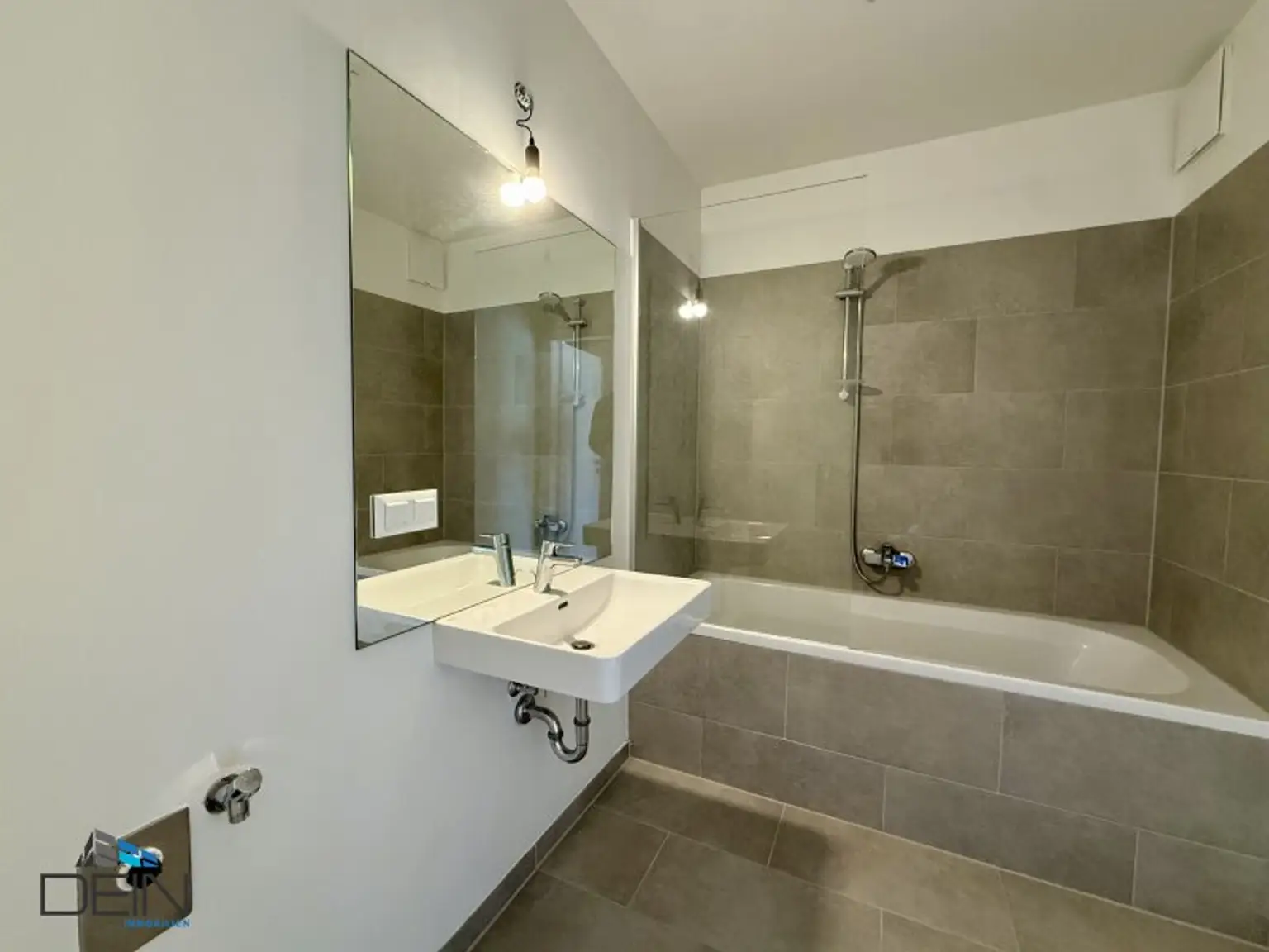 NEU! TRAUMHAFTE 2 ZIMMER NEUBAUWOHNUNG MIT EINEM BALKON IN EBERGASSING!