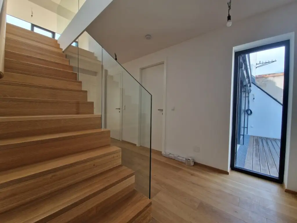 Traumhafte DG-Wohnung in 1020 Wien – modern, vollsaniert mit Terrasse und 5 Zimmern!
