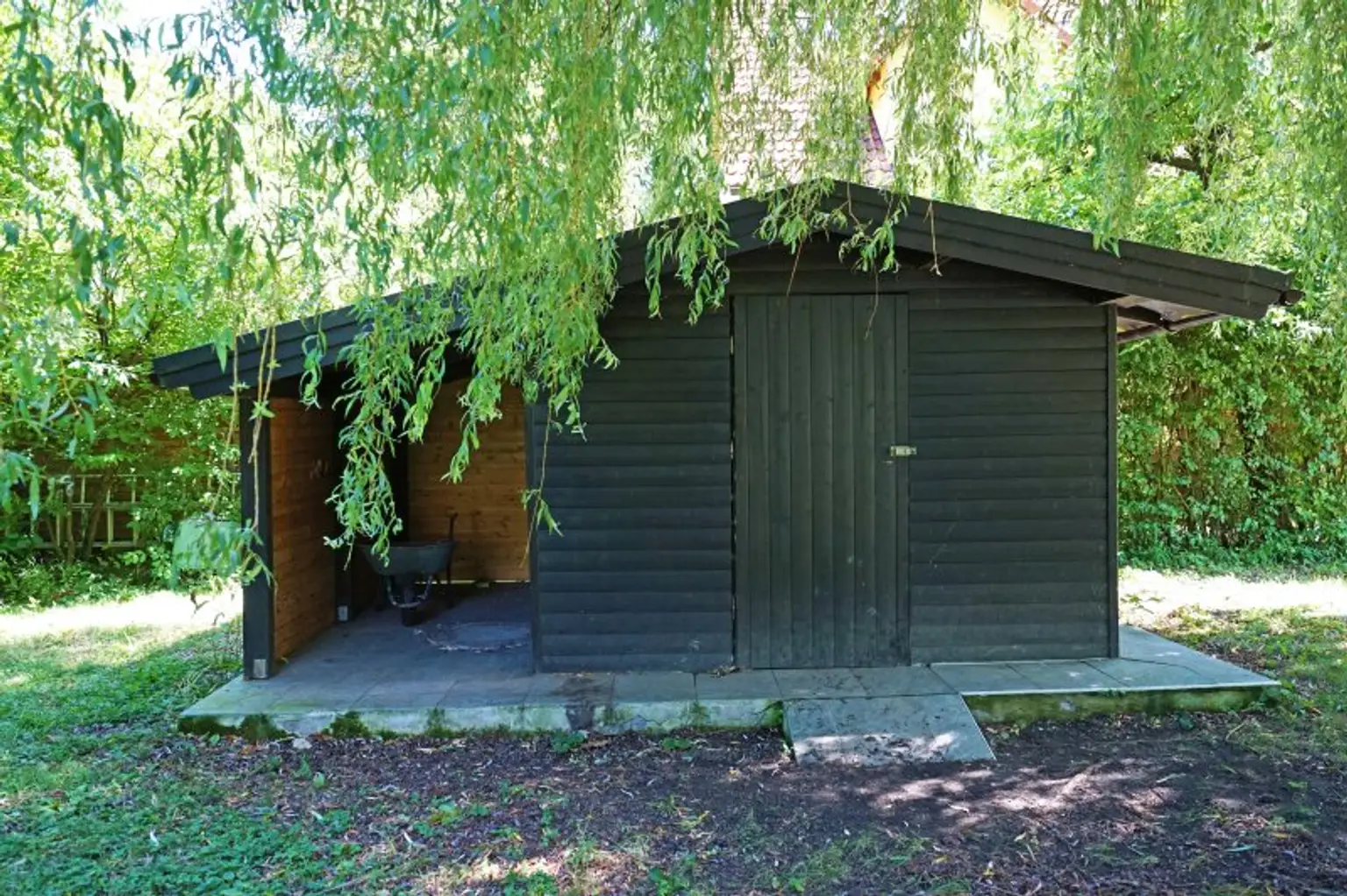 Familienidyll in Grünruhelage am Waldrand mit großem Garten, Schwimmbecken und Sauna