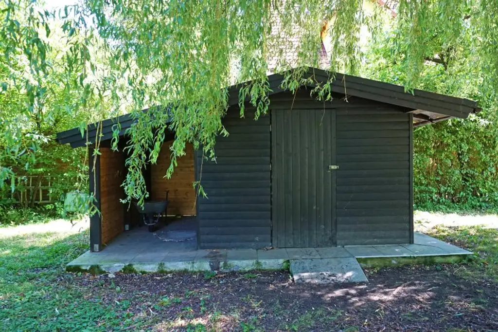 Familienidyll in Grünruhelage am Waldrand mit großem Garten, Schwimmbecken und Sauna