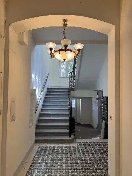 Leeres Zinshaus mit baubewilligtem Dachausbau im 2. Bezirk – Top Investment