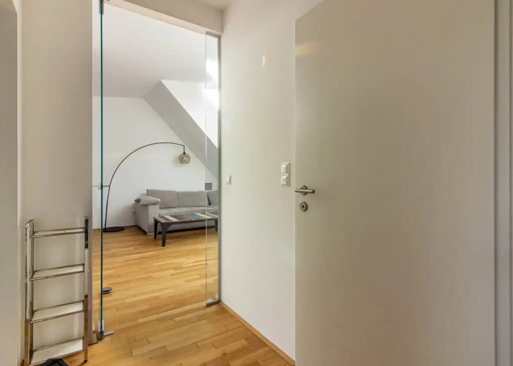 Traumhaft ruhige DG-Wohnung mit Terrasse bei U4-Hütteldorf - VOLL MÖBLIERT