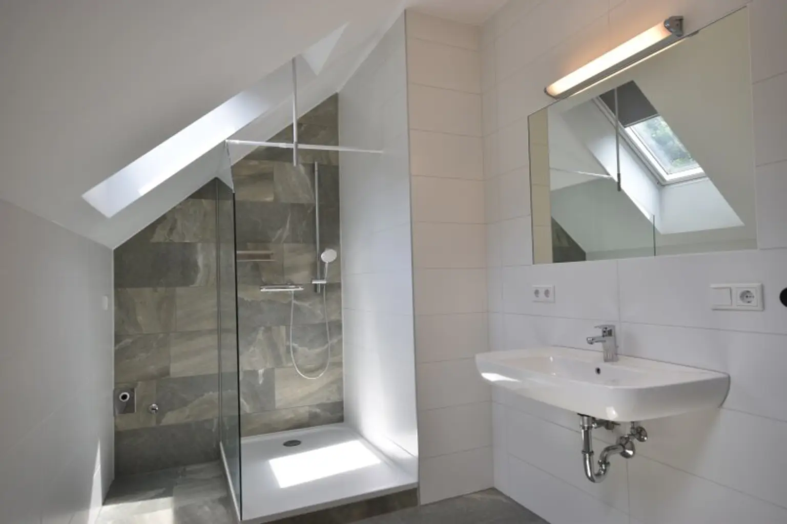 Badezimmer - Moderne und gemütliche 2 Zimmer Dachgeschosswohnung Miete Grödig Salzburg