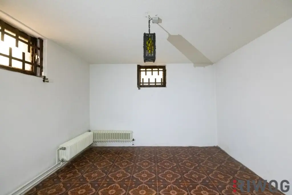 EIN- ODER ZWEIFAMILIENHAUS, gute Substanz, Modernisierungsbedarf