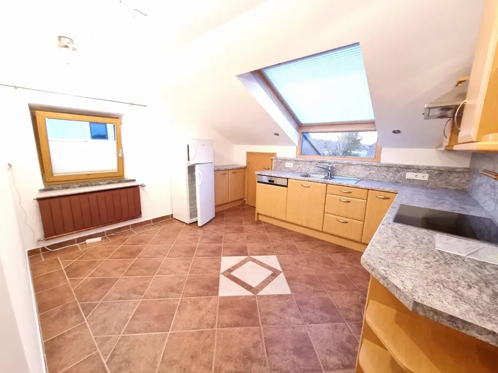 Attraktive 2-Zi.-Wohnung im Dachgeschoß mit Fernblick und Garage