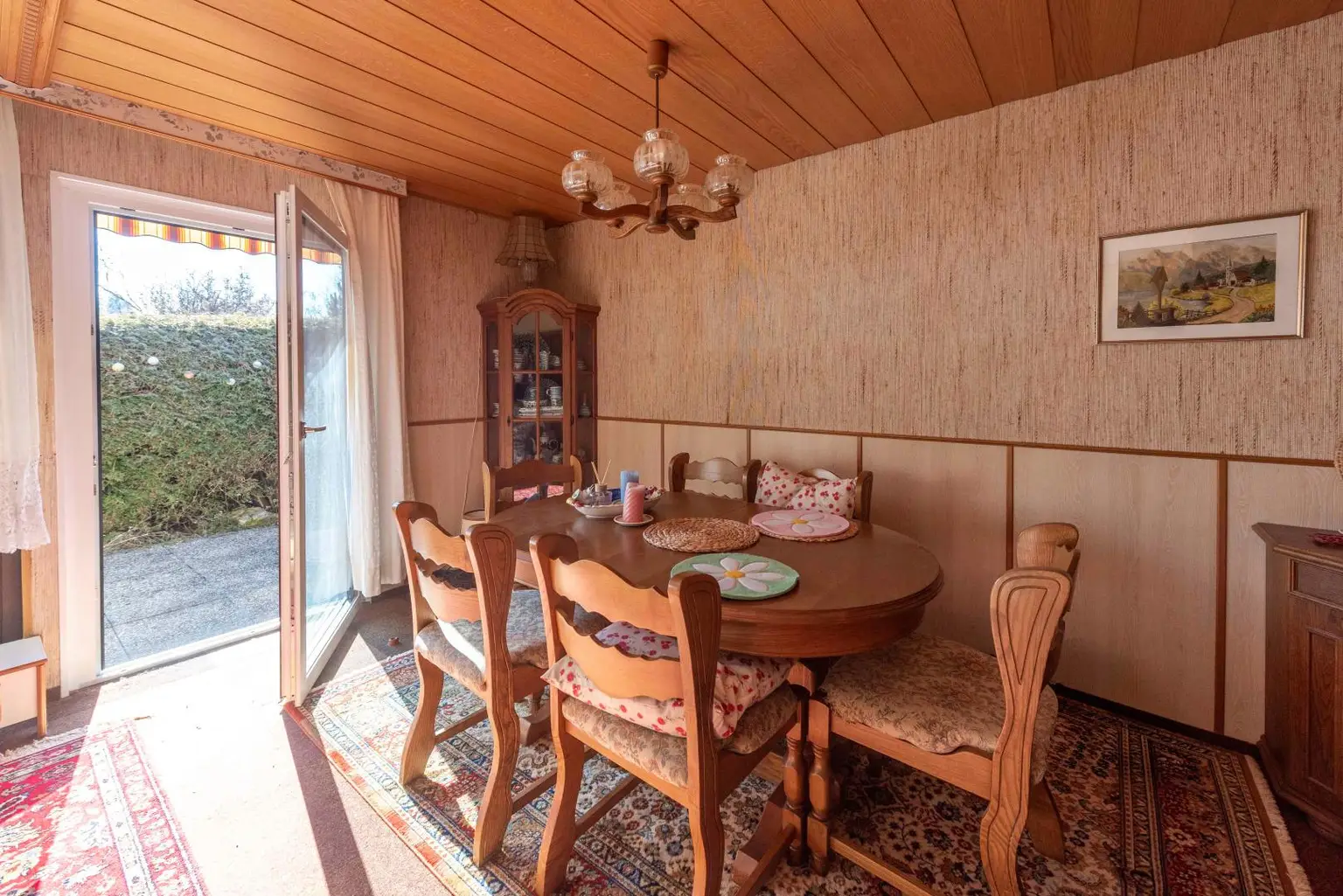 Wohn-/Esszimmer mit Ausgang auf die Terrasse