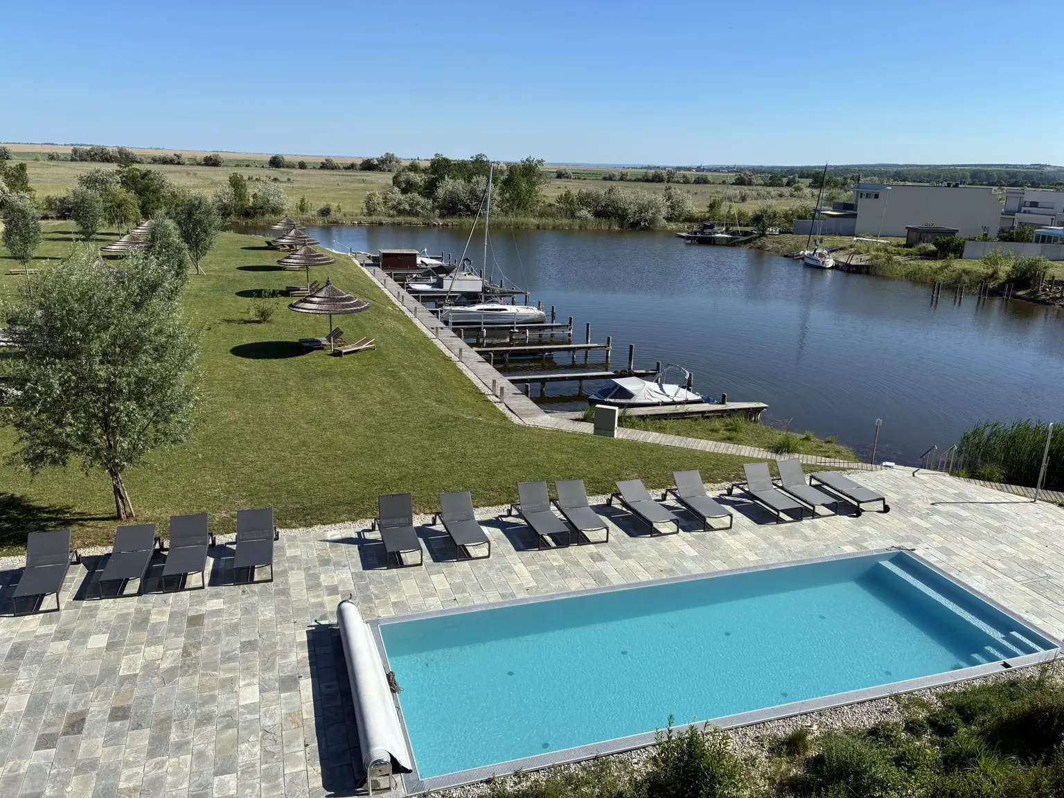 Pool und Liegewiese