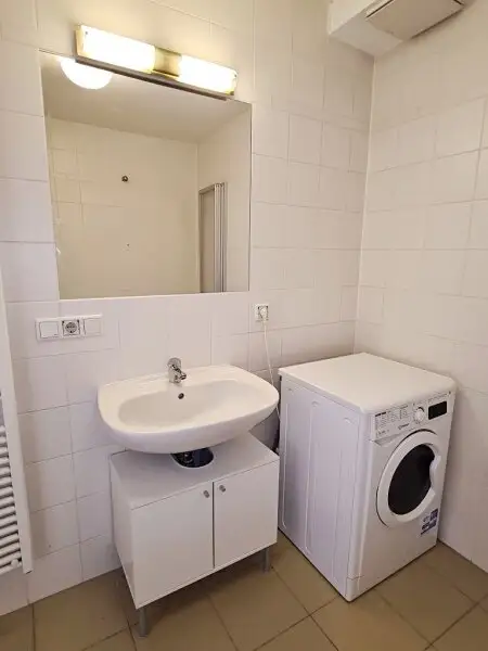 DACHGESCHOSS, gepflegte 103 m2 Neubau mit Loggia und Balkon, Wohnküche, 3 Zimmer, Wannenbad, Parketten, Holbeingasse