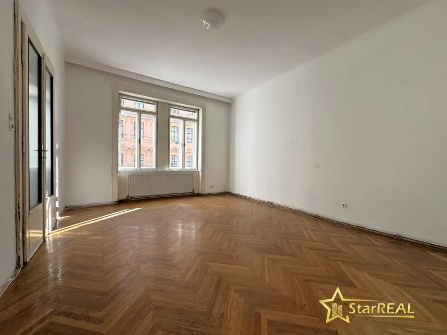 ROHDIAMANT IN TOPLAGE! U6 DIREKT. SANIERUNGSBEDÜRFTIGE 3,5 ZIMMER. FISCHGRÄTPARKETT.