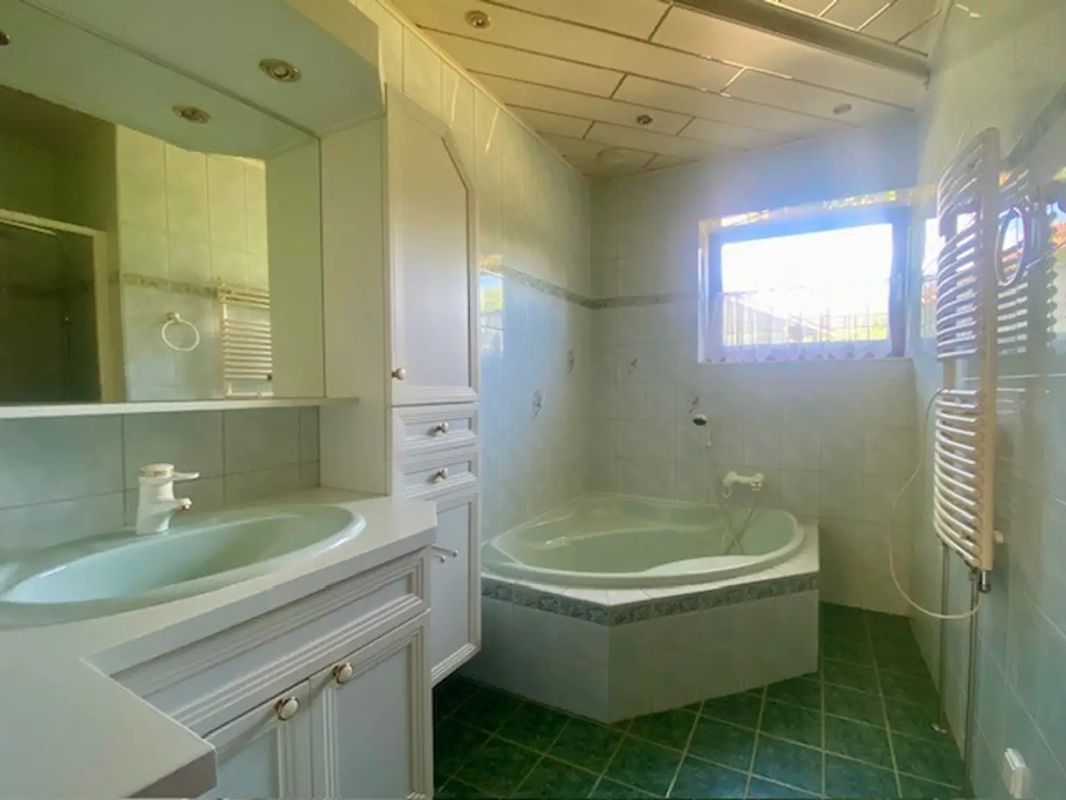 großes Bad mit Eckbadewanne und Dusche