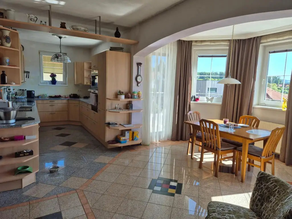 ZWEIFAMILIENHAUS IN ERHÖHTER GRÜNRUHELAGE MIT AUSBLICK