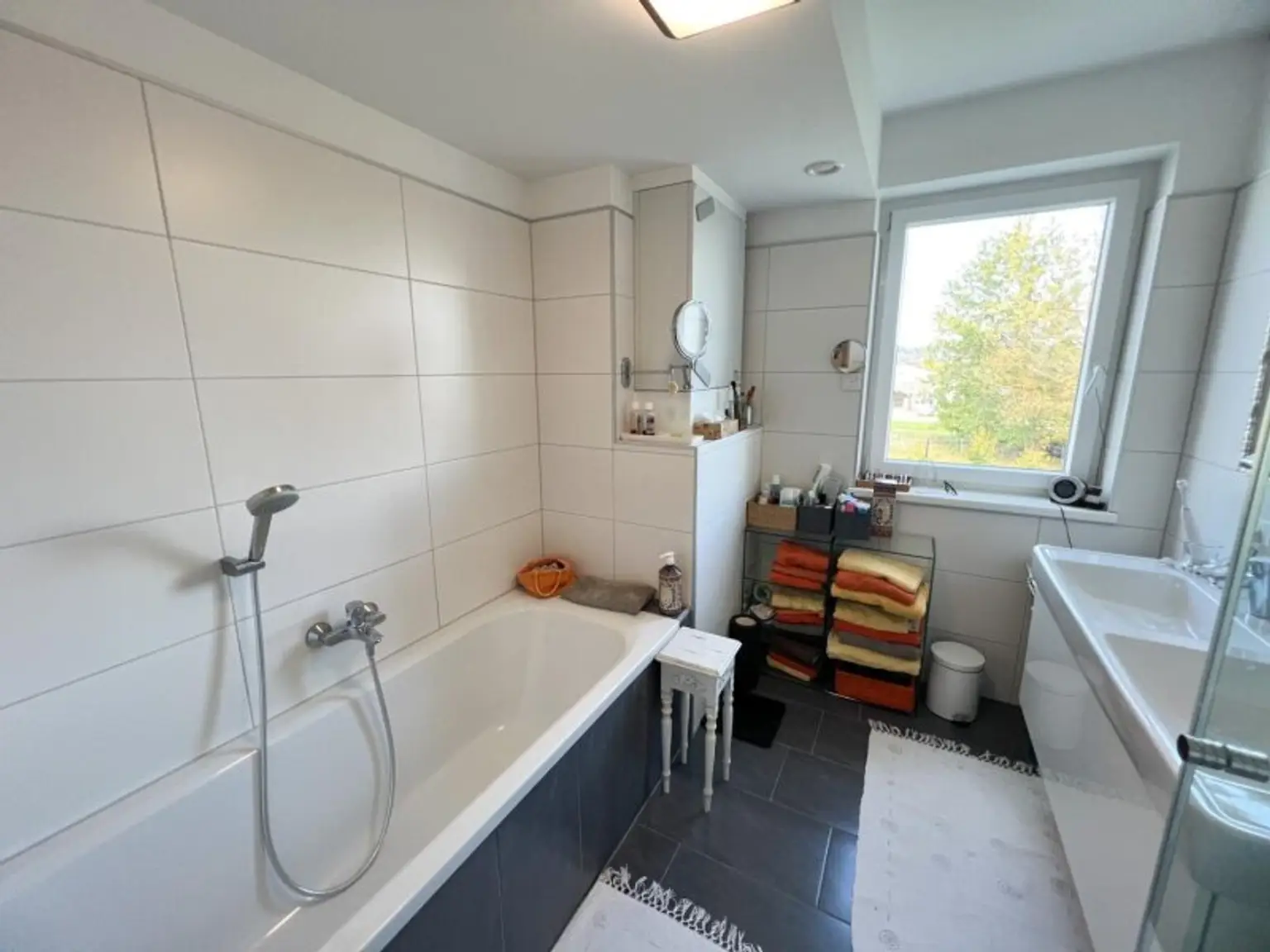 Badezimmer mit Badewanne und Dusche