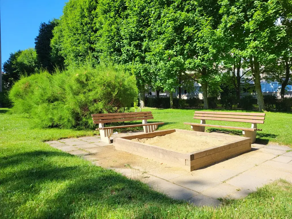 HELLE 2-ZIMMERWOHNUNG MIT GROSSER LOGGIA
