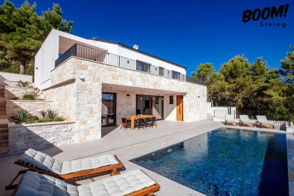 Mediterraner Traum trifft moderne Urbanität - Stillvolle Design Villa im Herzen der Insel Iz