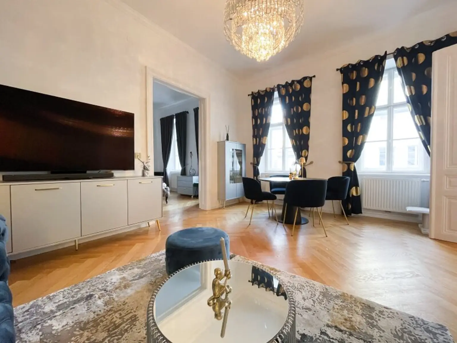 Exklusive Altbau-Residenz mit modernster Technik – hofseitige 2-Zimmerwohnung mit Balkon beim Naschmarkt