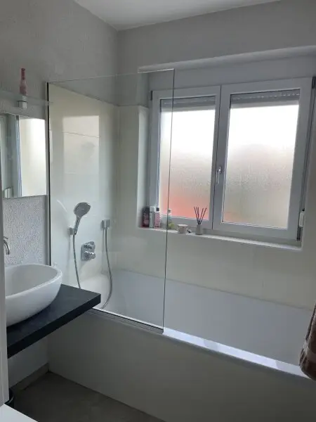 Badezimmer mit Badewanne möbliert