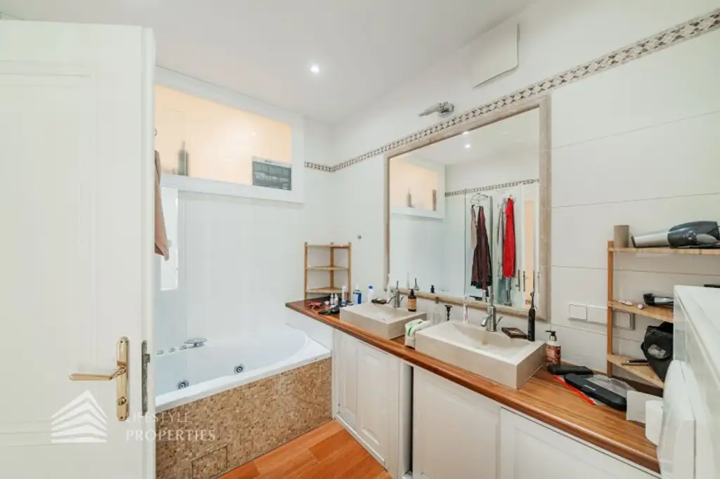 Luxuriöser 14- Zimmer Wohntraum mit Dachterrasse und Pool, Nähe Wilhelminenschloss