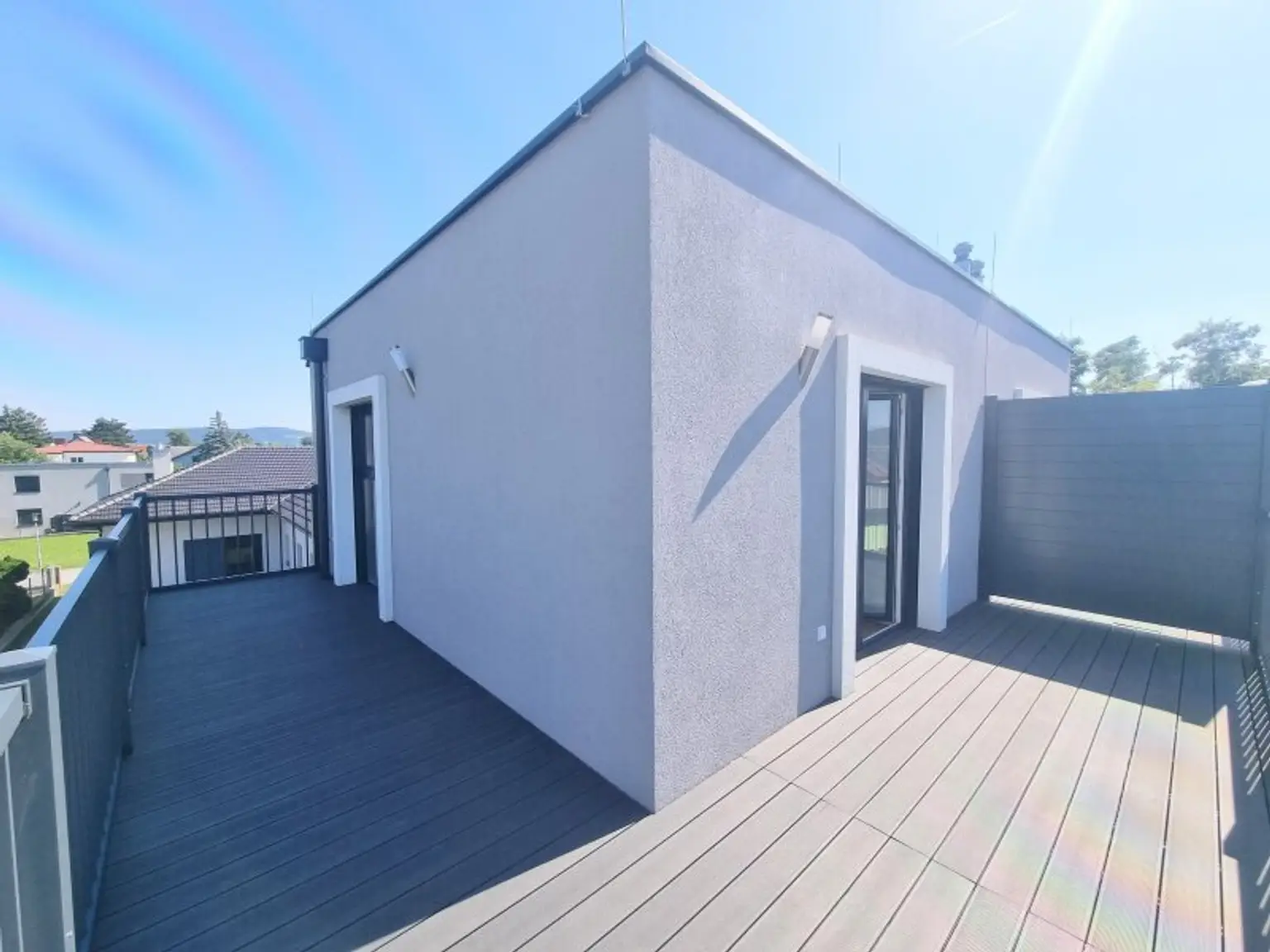 Modern & komfortabel: Erstbezug mit Terrasse und Garten, zwei Balkonen, Dachterrasse & eigenem PKW-Stellplatz