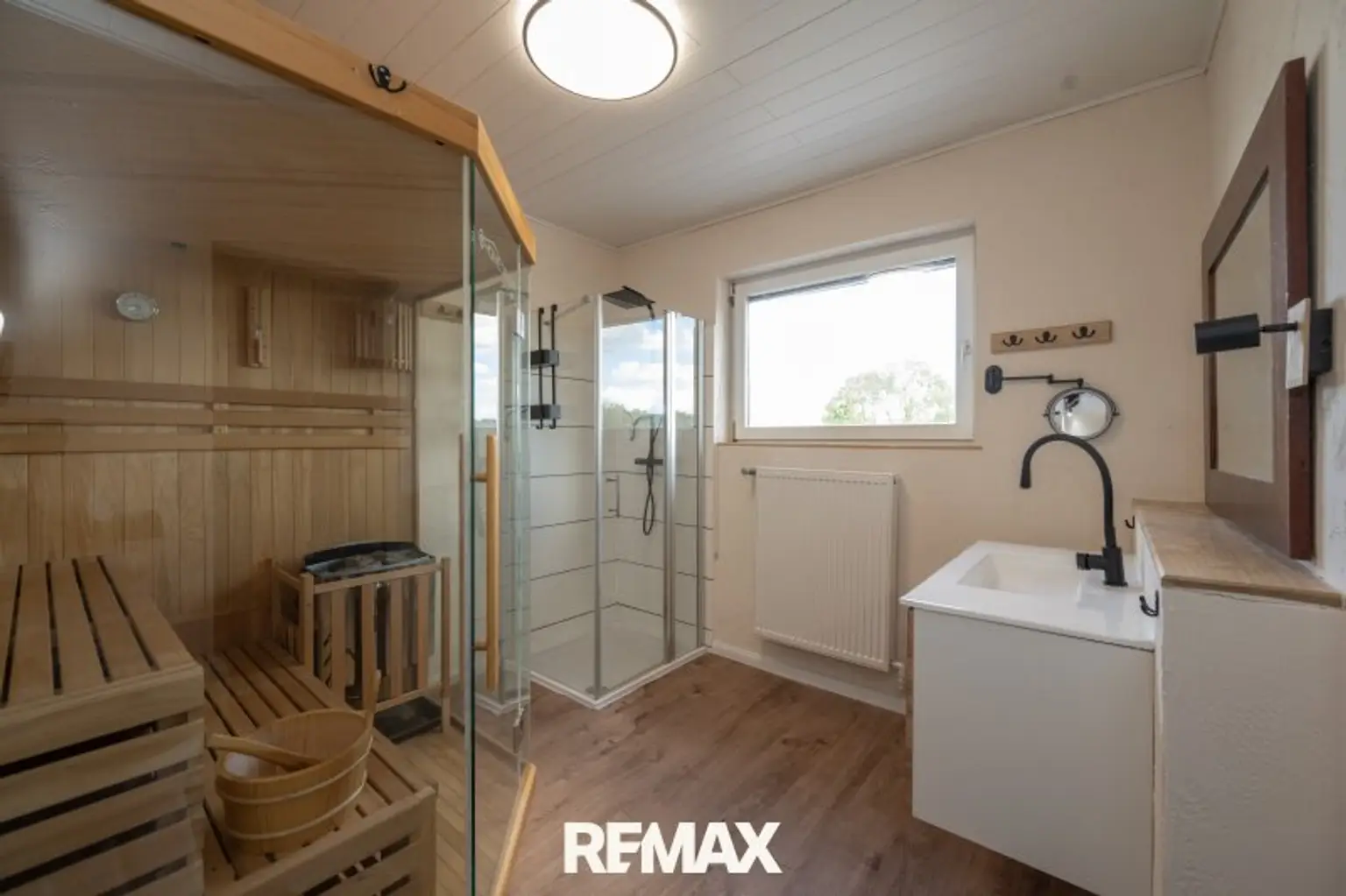 Badezimmer (OG) mit Sauna