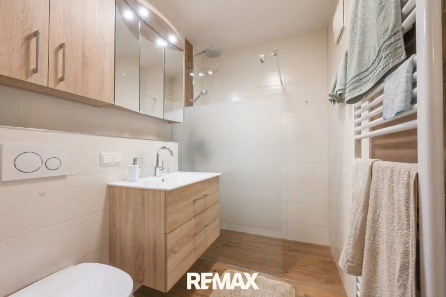 Badezimmer + WC OG