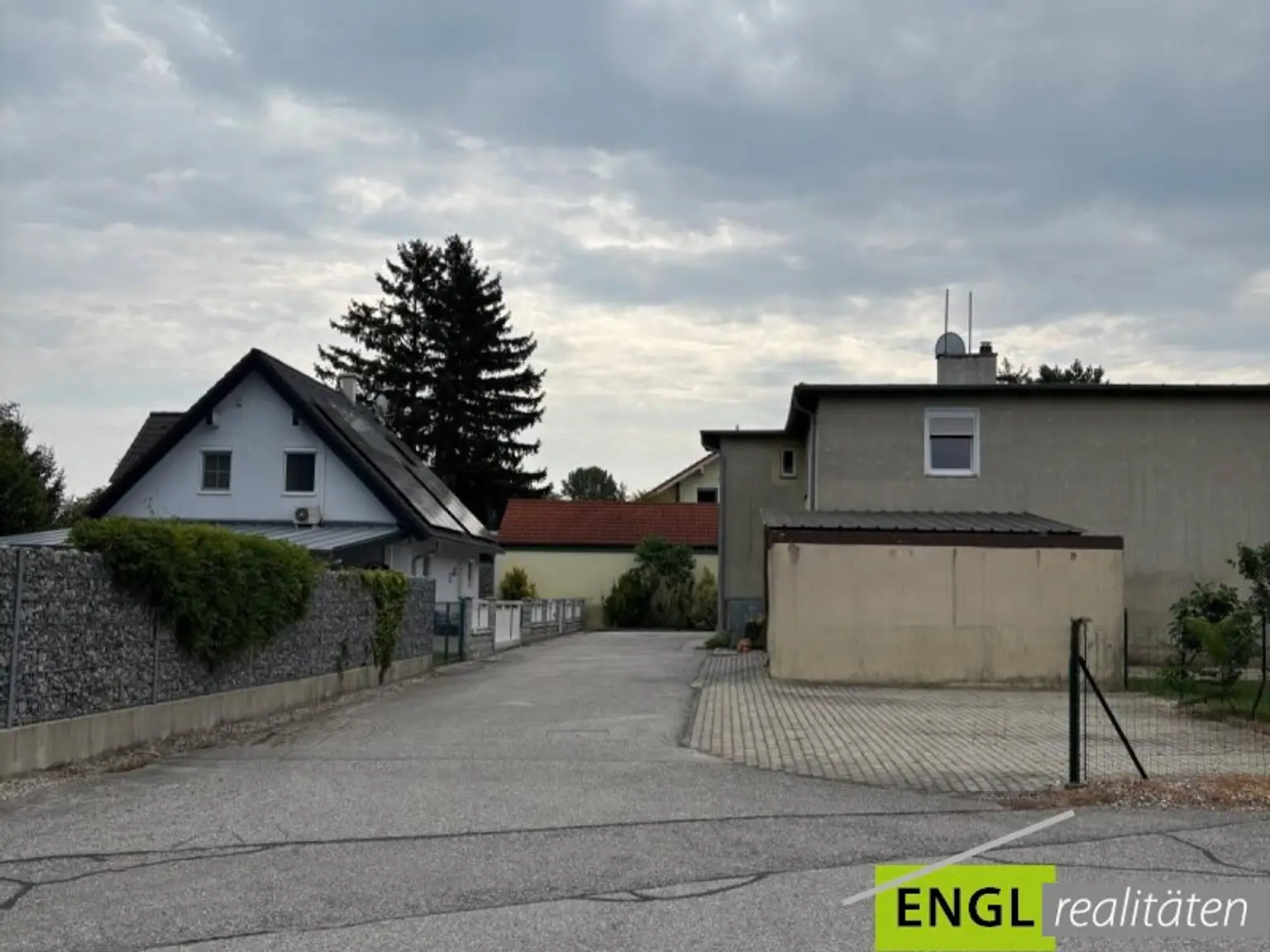 Gesamte Liegenschaft