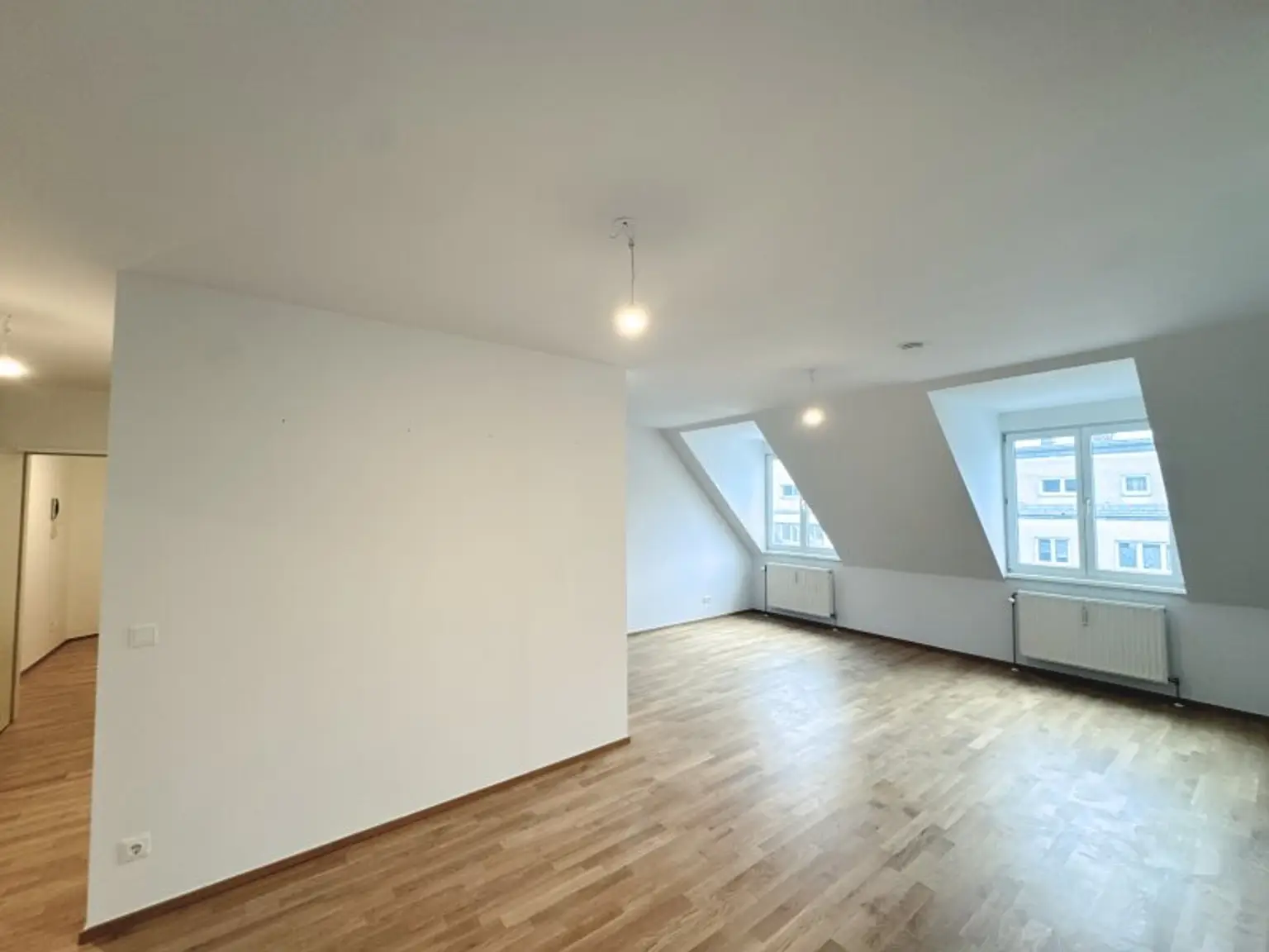 NEU! ERSTBEZUG nach Sanierung! Geräumige 2-Zimmer Dachgeschosswohnung in 1200 zu vermieten!