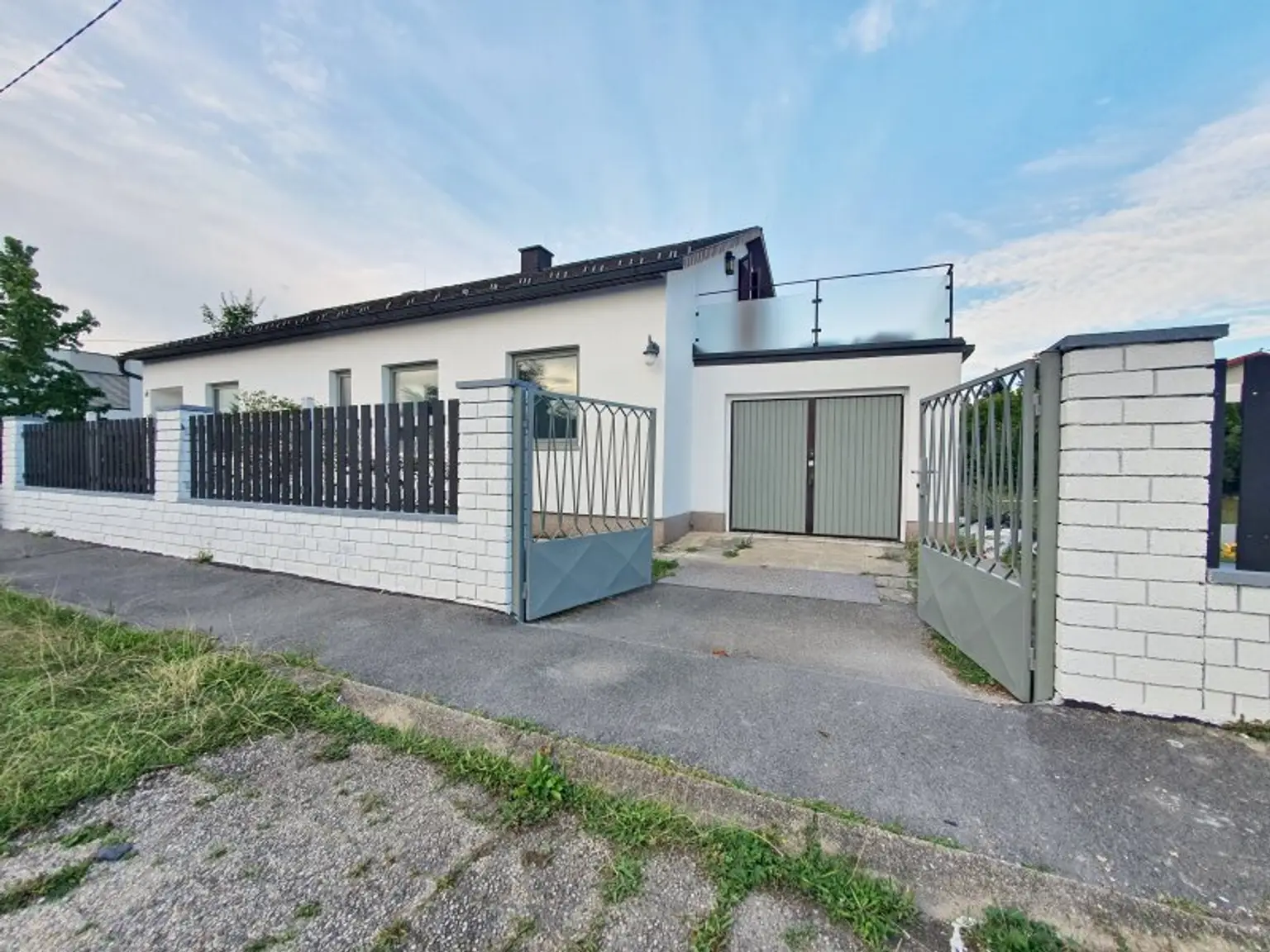 ++TOP++ Seltene Gelegenheit!  Charmantes Einfamilienhaus auf 898 m2 Grundstück - großer Garten!  Sehr ruhig und ZENTRAL gelegen mit eigene Garage!  TOP Anlage +++
