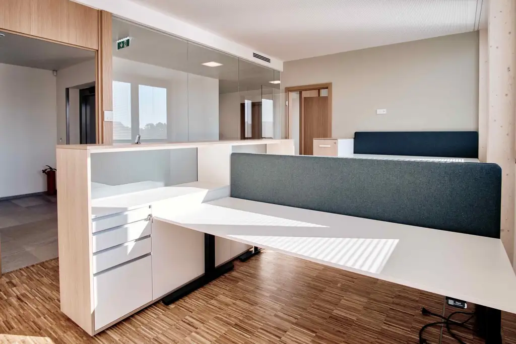 HI TECH BETRIEBSGEBÄUDE