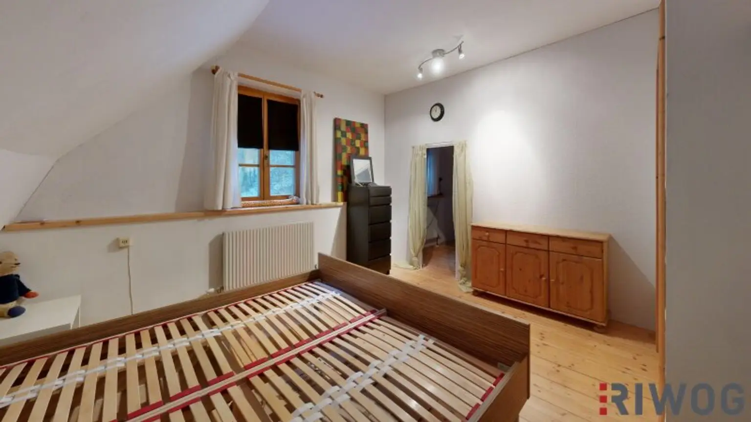 Schlafzimmer mit vorbereiteter Wand f. begehbaren Kleiderschrank