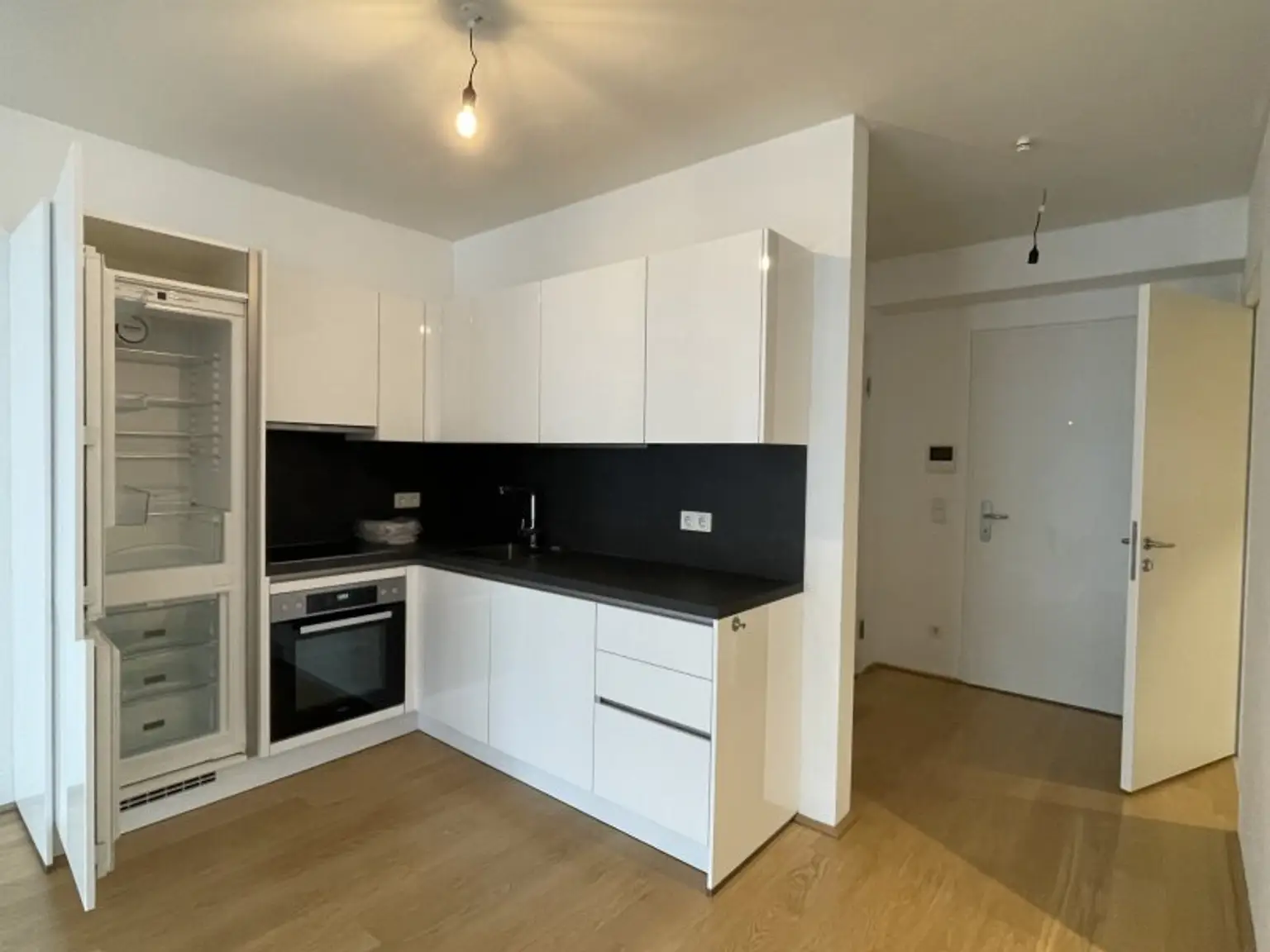 UNBEFRISTETE 2 Zimmer im 12en Stockwerk mit Loggia und vielen Extras im Haus beim Belvedere!