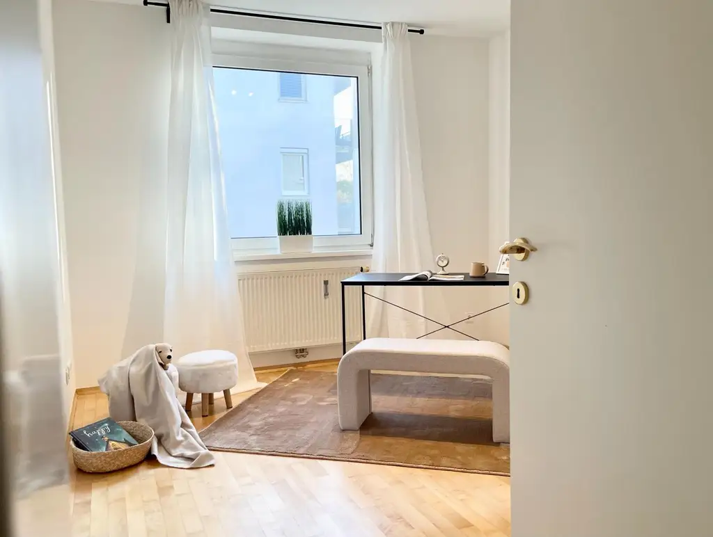 Idyllisch leben am Stadtrand – Lichtdurchflutete Wohnung mit Balkon ins Grüne