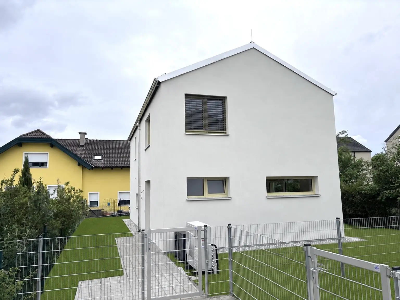 Außenansicht/ KI Rasen