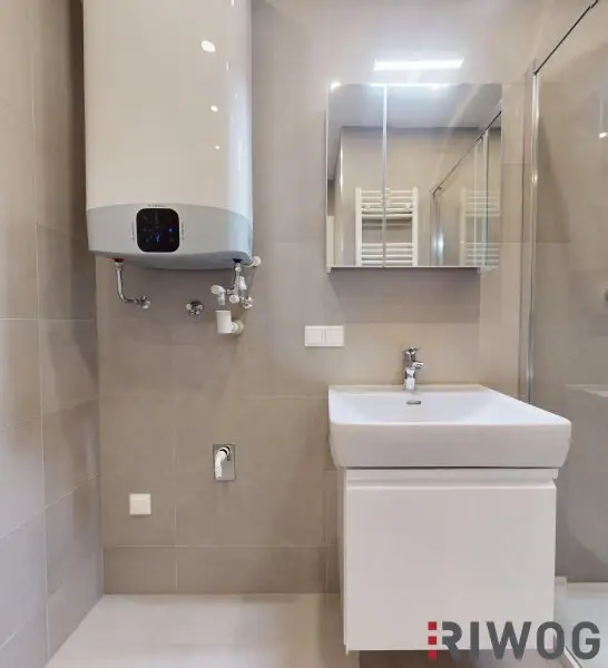 ERSTBEZUG nach Sanierung I Großzügige 2 Zimmer Wohnung mit Loggia I Tischler Einbauküche inkl. Siemensgeräte I Allerheiligenplatz I U-Bahn Nähe