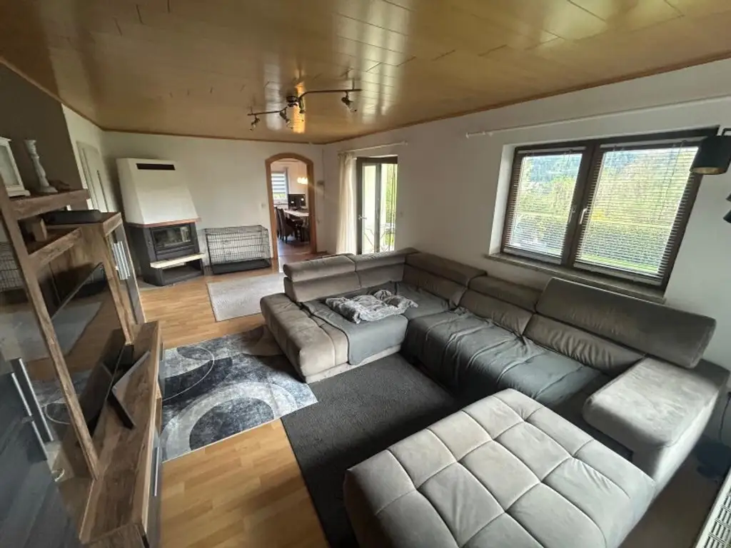 Eigennutzen oder Vermieten: Modernisiertes Zweifamilienhaus 195m² mit 6 Zimmern in verkehrsgünstiger Lage zur St Veiter Strasse , in Kärnten  € 419.000