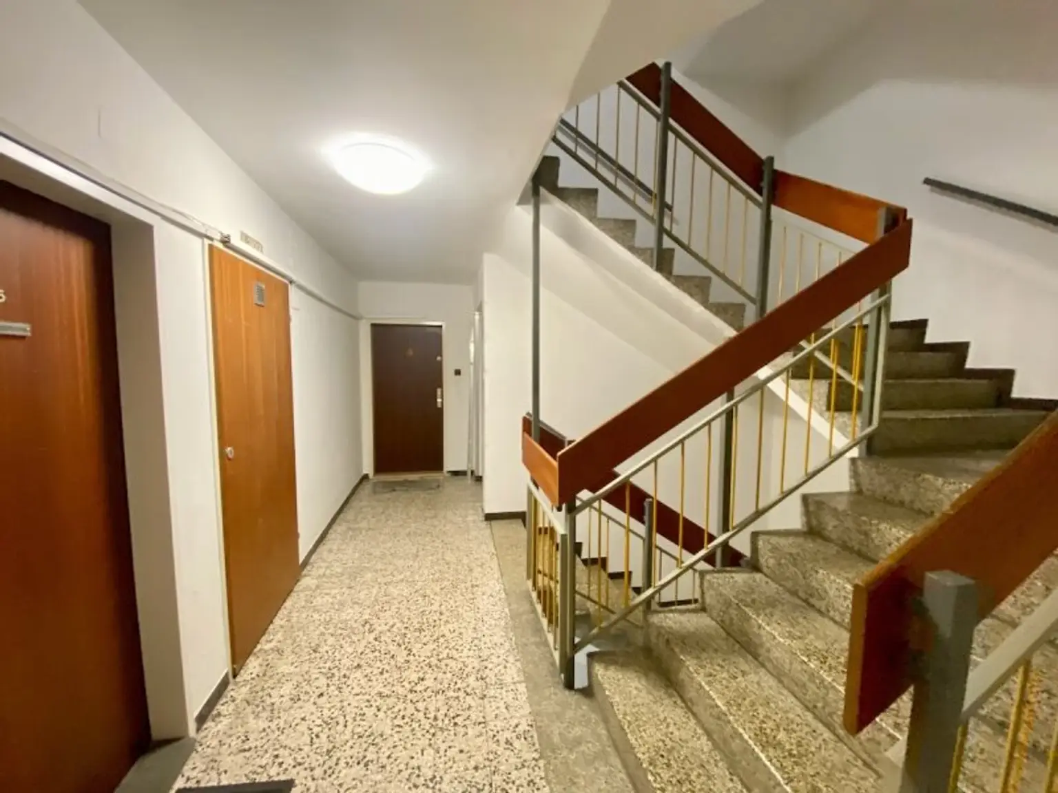 4 ZIMMER-Wohnung zu SANIEREN mit HOFSEITIGER LOGGIA