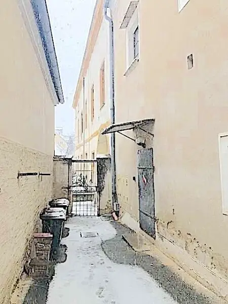Kleine, historische Entwicklungsliegenschaft im Zentrum von Krems, mit Charme und Rohdachboden, bis auf eine Wohnung leer. wieder ein besonderes Objekt von allesgefunden.at...