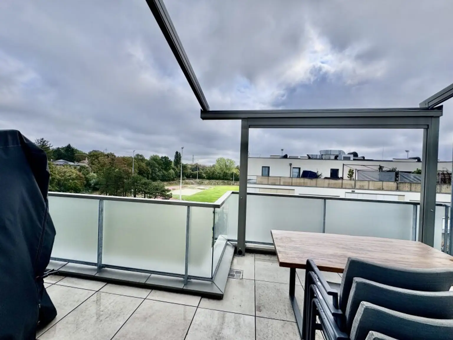 MODERNE DACHTERRASSENWOHNUNG MIT BLICK AUF DEN BISAMBERG