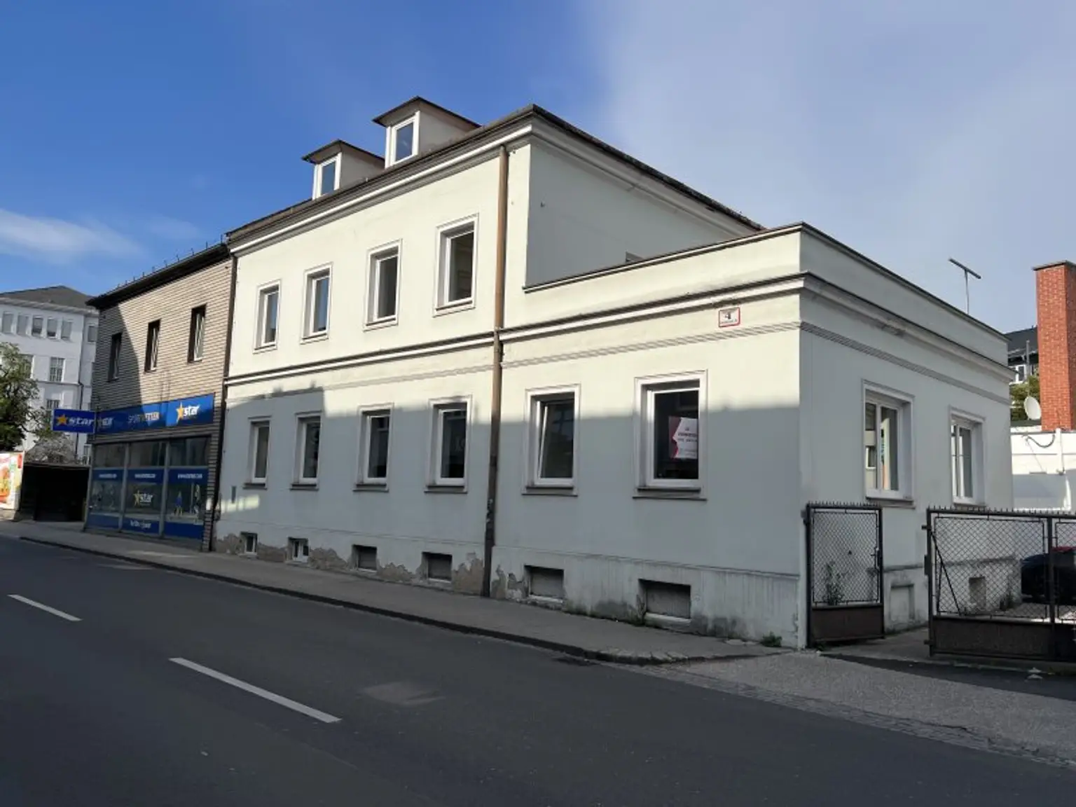 Attraktive Büro/Praxis in Wels: 7 Zimmer, Terrasse, Garage & Stellplätze! Ideal für Profis!